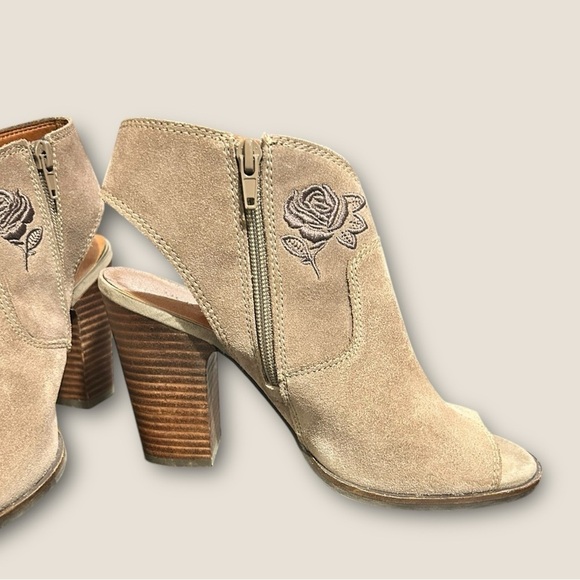 Lucky Brand Listana Heel Sandals Taupe Suede Peep Toe Block Slingback Size 7.5 - Picture 4 of 11